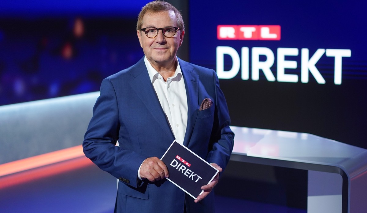ARCHIV - 12.08.2021, Berlin: Der Moderator Jan Hofer steht im Studio der Nachrichtensendung «RTL Direkt». Seit dem 16. August 2021 ist er bei RTL auf Sendung. (zu dpa "Was für ein Jahr: «RTL Dire ...