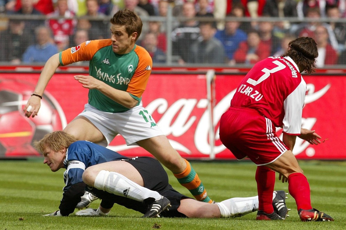 Ivan Klasnic Bremen gegen Torwart Oliver Kahn am Boden und Bixente Lizarazu re., beide Bayern auf dem Weg zum 0:1