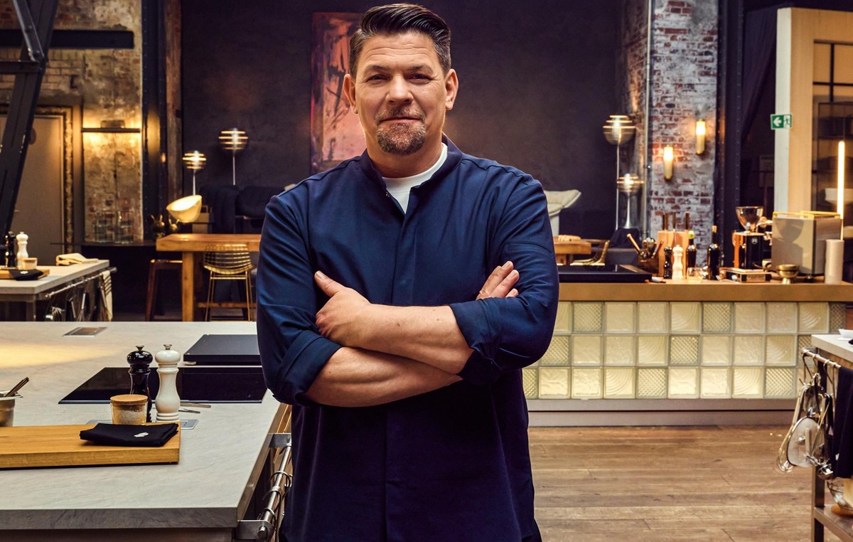 Tim Mälzer im Set des neuen Formats &quot;Mälzers Meisterklasse&quot;.

+++ Die Verwendung des sendungsbezogenen Materials ist nur mit dem Hinweis und Verlinkung auf RTL+ gestattet. +++