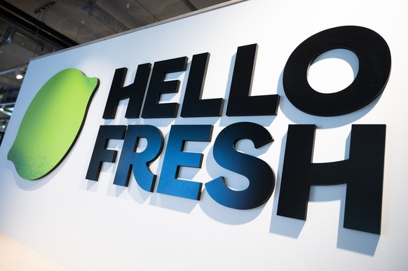 ARCHIV - 08.06.2022, Berlin: Das Logo des Unternehmens HelloFresh, aufgenommen im Hauptsitz des Unternehmens beim ersten �RoundTable Startups�. Der Kochboxenversender Hellofresh hat sich weniger als e ...