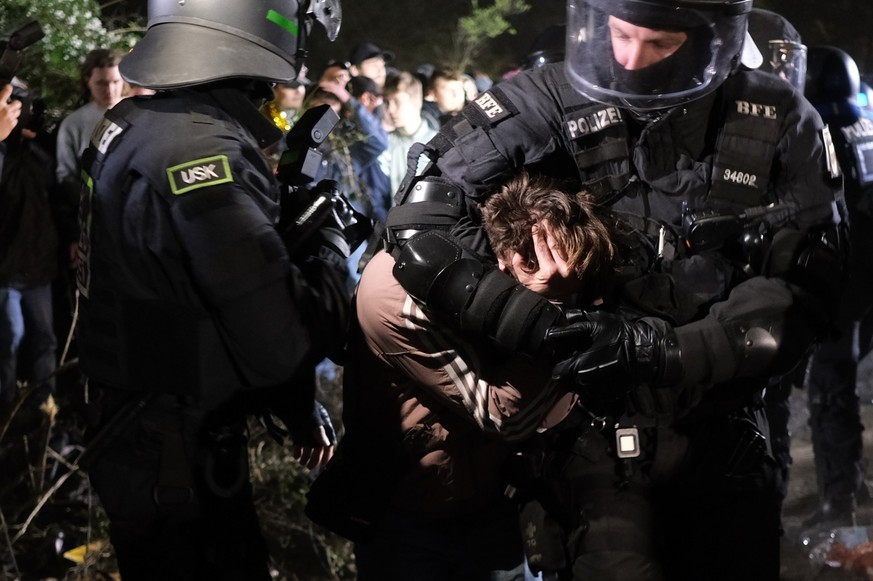 04.06.2023, Sachsen, Leipzig: Ein Demonstrant wird von der Polizei in Gewahrsam genommen. Bei Demonstrationen aus Protest der linken Szene im Zusammenhang mit dem Lina-Prozess ist es am Wochenende im  ...