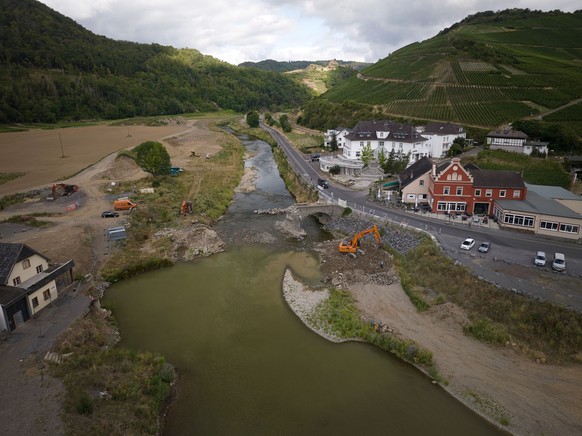 20.07.2023, Rheinland-Pfalz, Rech: Bagger reißen die 300 Jahre alte Nepomukbrücke im Ahrtal ab. Das Wahrzeichen von Rech wurde vor zwei Jahren durch die Flutkatastrophe schwer beschädigt. Foto: Thomas ...