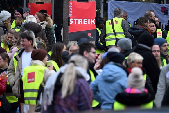 23.11.2023, Nordrhein-Westfalen, Köln: Beschäftigte der Uniklinik Köln stehen vor dem Gebäude und streiken. An den Universitätskliniken in Nordrhein-Westfalen hat ein zweitägiger Warnstreik begonnen.  ...