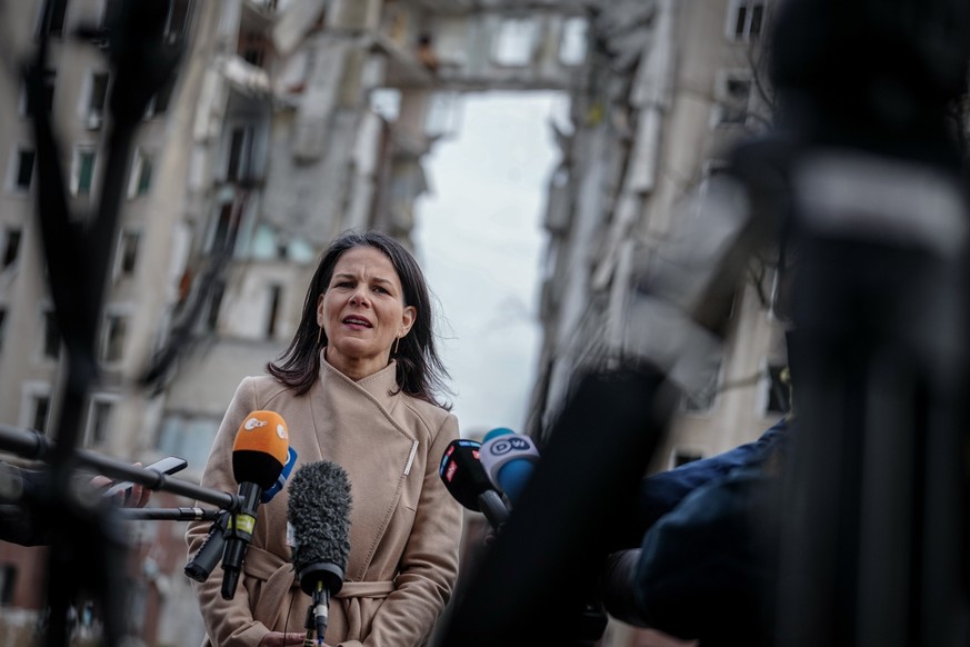 25.02.2024, Ukraine, Mykolajiw: Annalena Baerbock (Bündnis 90/Die Grünen), Außenministerin, gibt vor dem ehemaligen Sitz der Regionalverwaltung der Oblast Mykolajiw bei ihrem zweitägigen Besuch in der ...