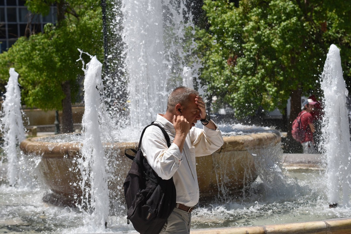 Prolonged heatwave nears peak in Athens A man tries to cool off at a fountain at Syntagma Square as a prolonged heatwave nears peak in Athens. Athens Greece Copyright: xNicolasxKoutsokostasxNicolasxKo ...