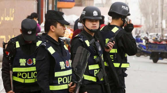 Polizisten in der Stadt Kashgar: Über die ganze Provinz verteilt sind Kontrollposten eingerichtet worden.