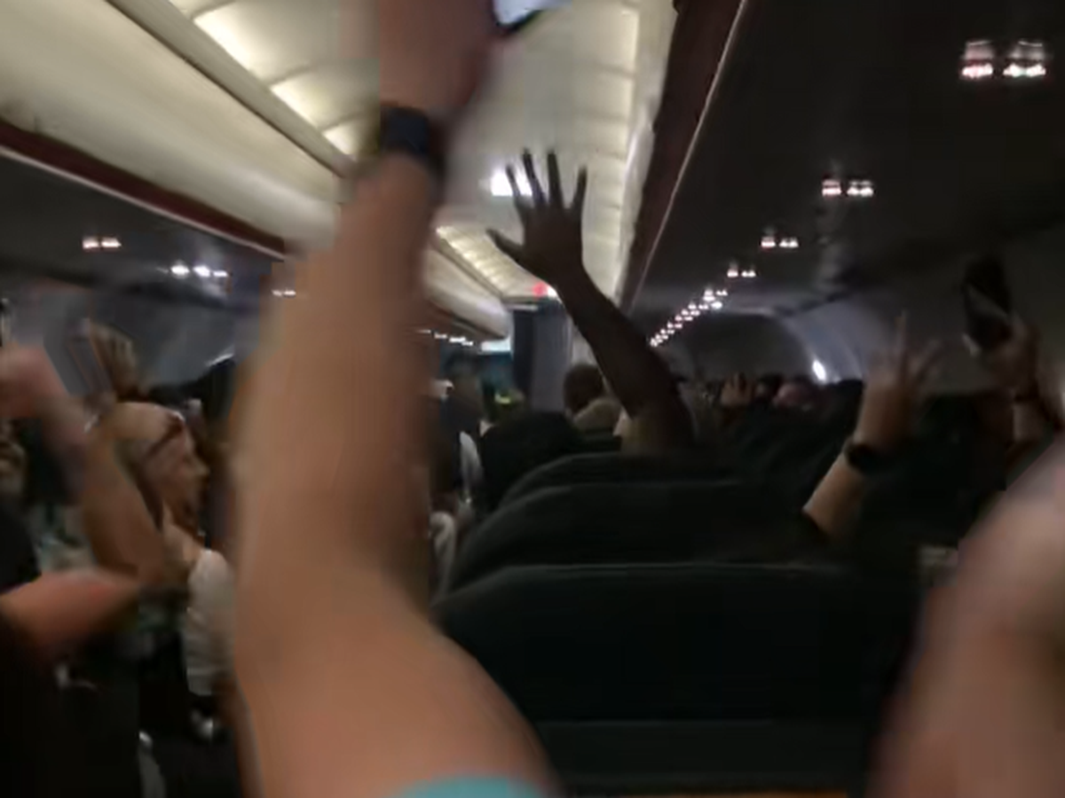 Ibiza-Urlauber:innen verhalten sich in diesem Easyjet-Flug fürchterlich. Cheers, mates!