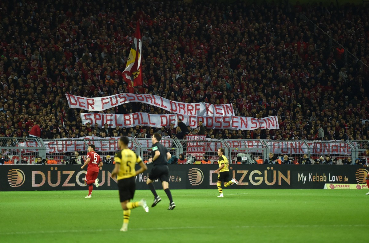 10.11.2018, Fussball GER, Saison 2018 2019, 1. Bundesliga, 11. Spieltag, Borussia Dortmund - FC Bayern Muenchen 3:2, Protestbanner der Bayern Fans gegen die Super League DFL REGULATIONS PROHIBIT ANY U ...