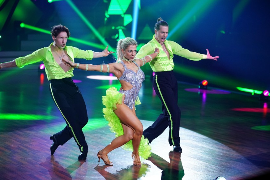 Der Trio-Dance (Samba) von Valentina Pahde, Valentin Lusin (r.) und Evgeny Vinokurov.

Die Verwendung des sendungsbezogenen Materials ist nur mit dem Hinweis und Verlinkung auf RTL+ gestattet.