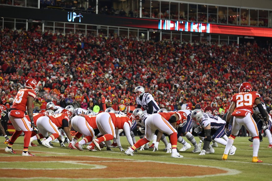 KANSAS CITY, MO - JANUARY 20: A wide view of New England Patriots quarterback Tom Brady (12) under center at the 1-yard line early in the second quarter of the AFC Championship Game game between the N ...