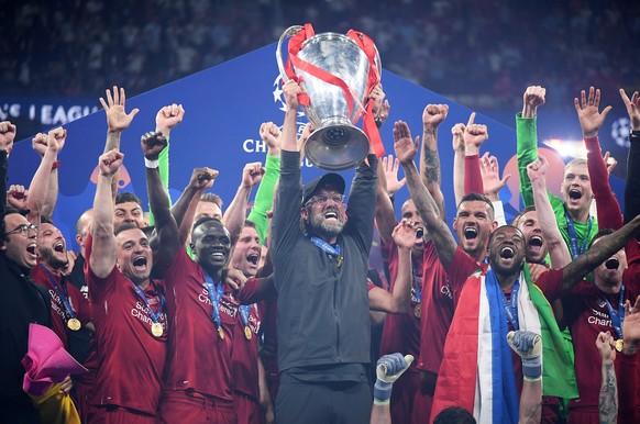 Jürgen Klopp (mit Pokal), Sadio Mané (links daneben) und der Rest des FC Liverpool freuen sich über den Gewinn der Uefa Champions League 2019.