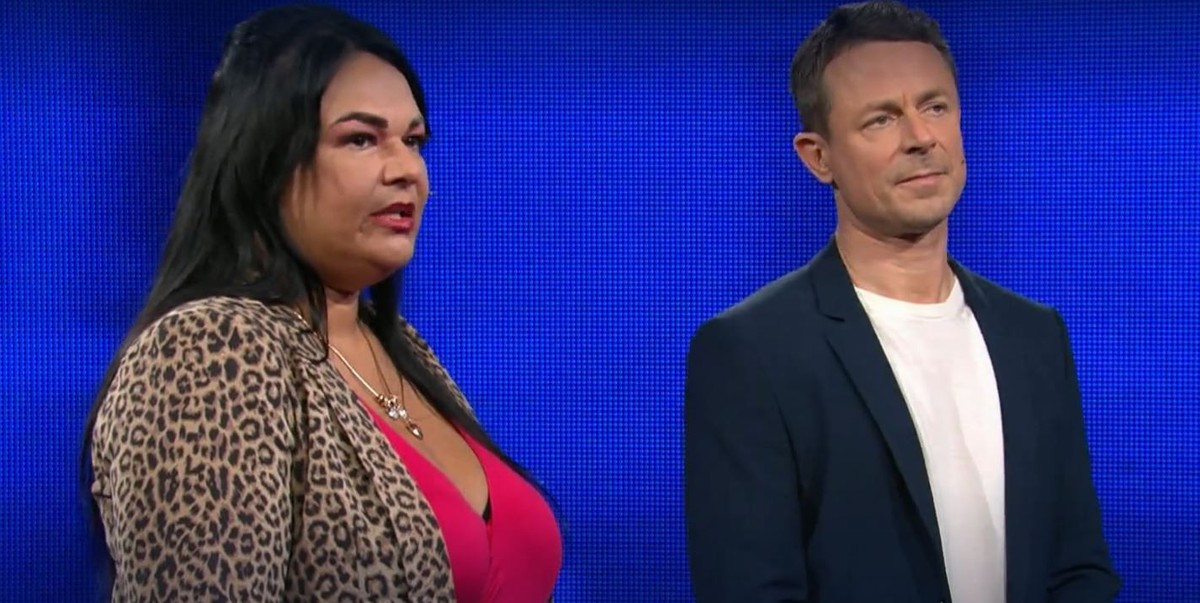 Sonia Guha-Thakurta schaut sich neben Alexander Bommes die Frage an.