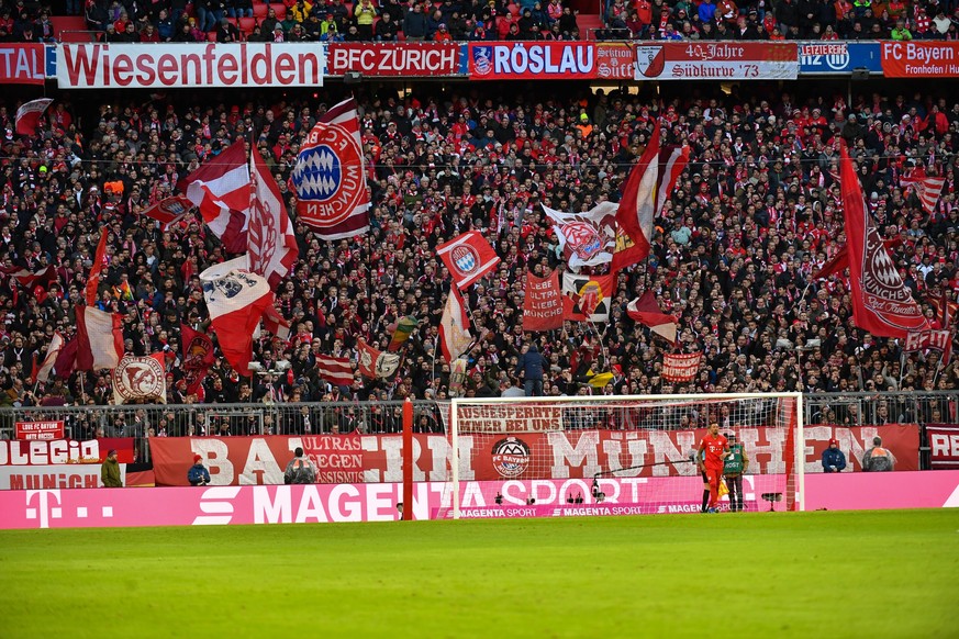 Die Bayern-Fans in der Allianz Arena. Das Banner seht ihr weiter unten...