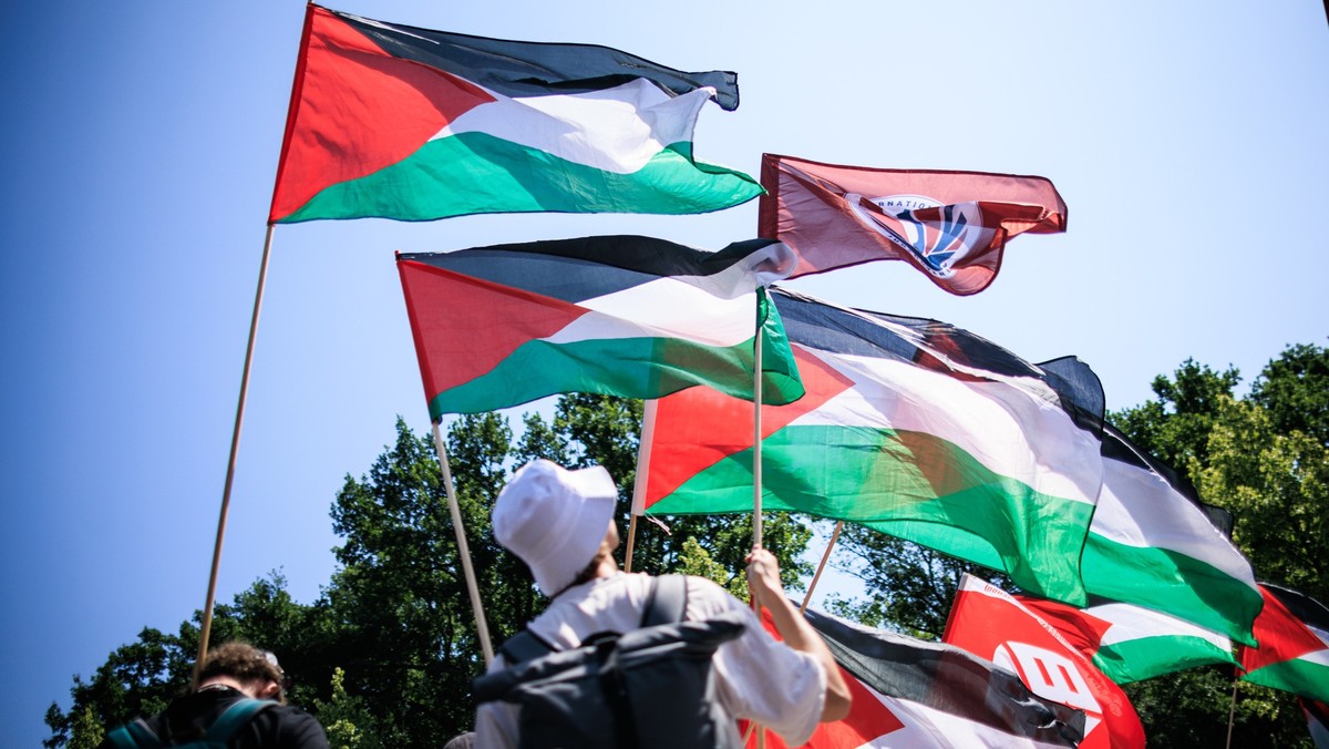 ARCHIV - 14.06.2025, Berlin: Teilnehmer der Kundgebung der Friedensinitiative «Solidarität mit Palästina! Keine Waffenlieferungen an Israel» demonstrieren mit palästinensischen Fahnen für die Solidari ...