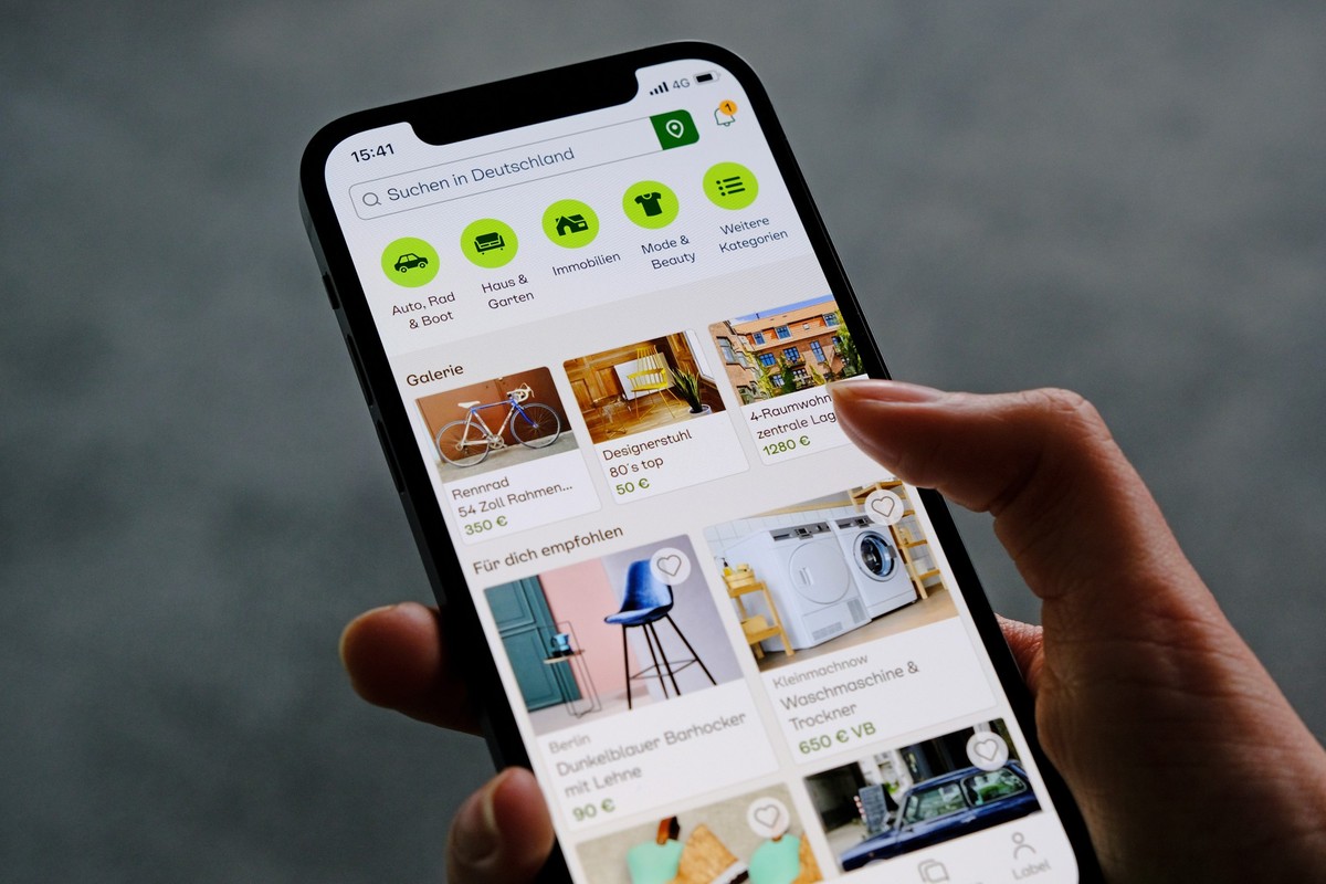 HANDOUT - 18.04.2023, -: Auf einem Handy ist die Kleinanzeigen-App zu sehen. Das Schnäppchenportal Ebay Kleinanzeigen wird den Namensteil Ebay streichen und vom 16. Mai an unter der Marke «Kleinanzeig ...