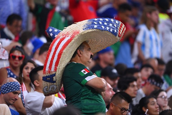 FUSSBALL WM 2022 VORRUNDE GRUPPE B England - USA 25.11.2022 Fan Fan auf der Tribuene schm�ckt sich mit einem Mexiko-Trikot und einen Sombrero mit US Amerikanischer Flagge *** FOOTBALL World Cup 2022 P ...