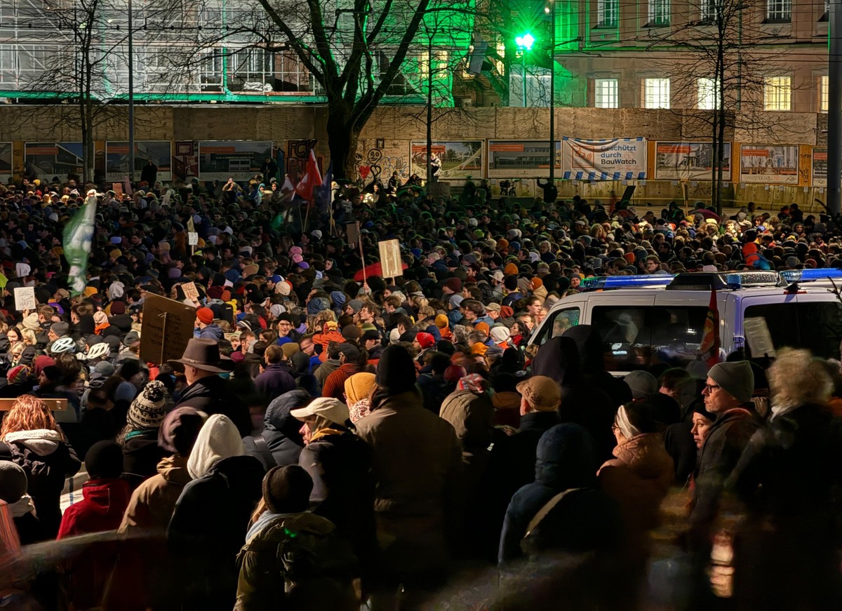 17.01.2024, Baden-Württemberg, Freiburg im Breisgau: Einige Tausend Menschen demonstrieren gegen Rechtsextremismus auf dem Platz der alten Synagoge. Anlass war das kürzlich bekannt gewordene Rechten-T ...
