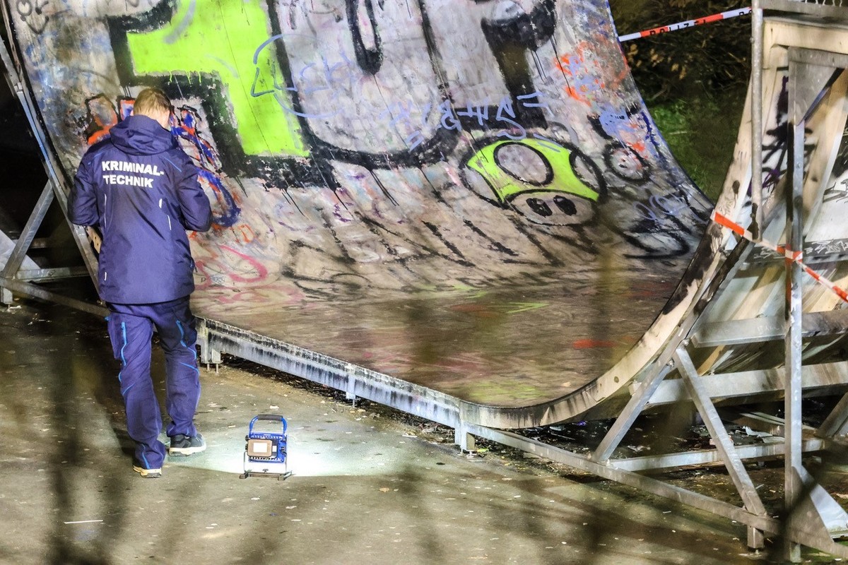 ARCHIV - 30.01.2024, Nordrhein-Westfalen, Meinerzhagen: Ein Kriminaltechniker untersucht eine Halfpipe in einem Skatepark in Meinerzhagen. Bei einer Auseinandersetzung soll ein 16-J�hriger lebensgef�h ...