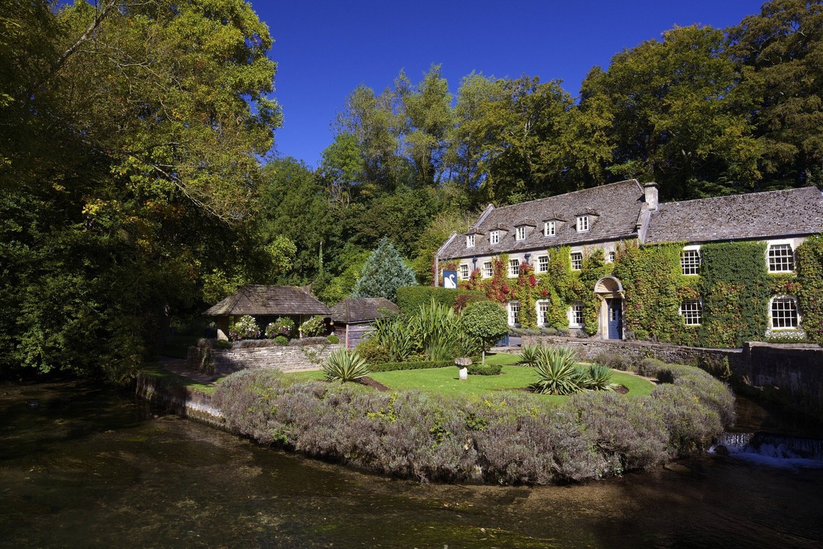 River Coln and Swan Hotel, Bibury, Cotswolds, Gloucestershire, England, United Kingdom, Europe PUBLICATIONxINxGERxSUIxAUTxONLY Copyright: PeterxBarritt 831-1463