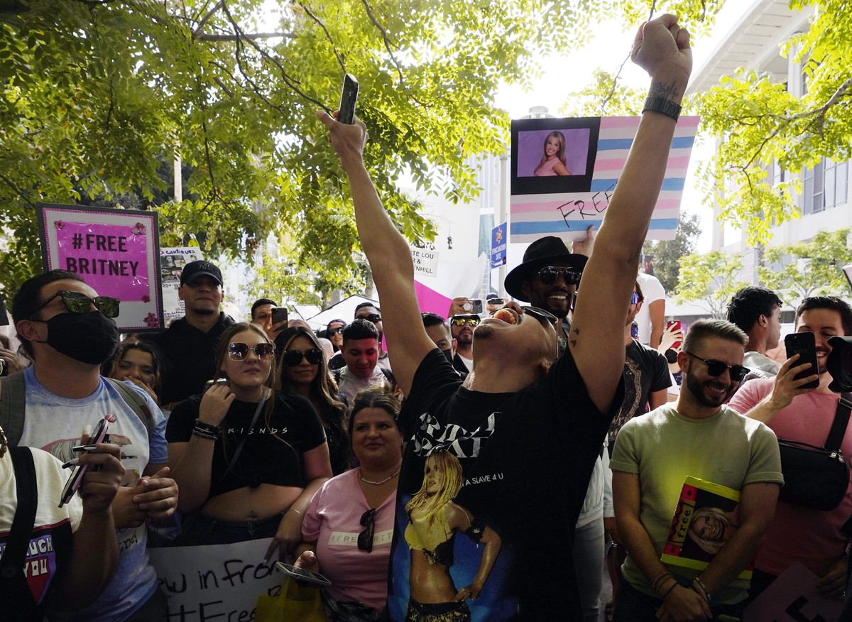 30.09.2021, USA, Los Angeles: Brian Molina, ein Unterst�tzer von Britney Spears aus Los Angeles, feiert vor einer Anh�rung zur Vormundschaft der Pops�ngerin im Stanley Mosk Courthouse. Ein Richter hat ...