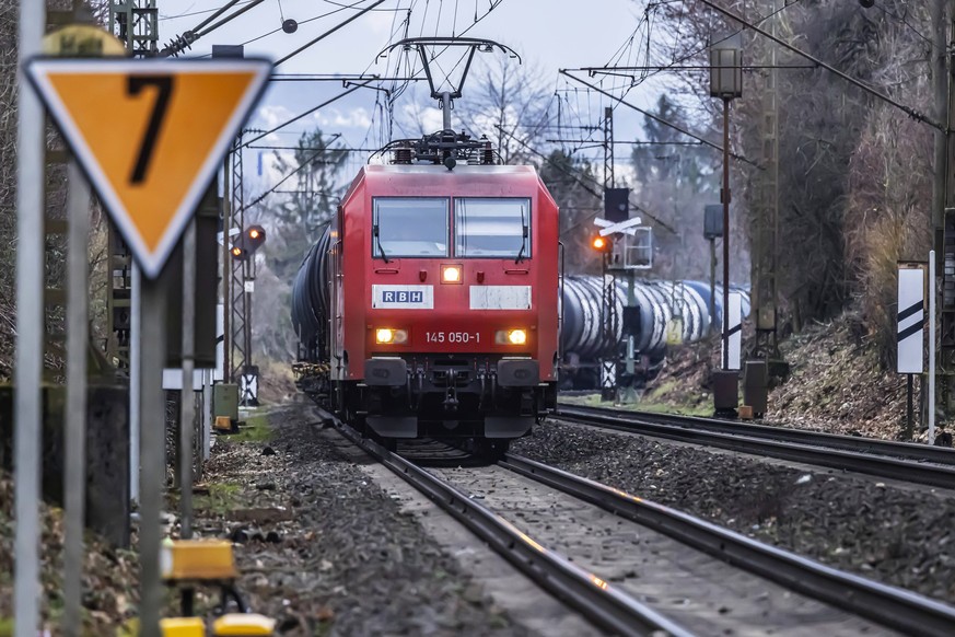 Bahnstrecke bei Stuttgart. Güterzug RBH Logistics, ein Tochterunternehmen der DB Cargo Deutschland AG. Lokomotive der Baureihe BR145. // 05.01.2024: Stuttgart, Baden-Württemberg, Deutschland, Europa * ...