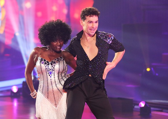 ARCHIV - 26.03.2021, Nordrhein-Westfalen, K�ln: Auma Obama und Profit�nzer Andrzej Cibis tanzen bei der RTL-Tanzshow &quot;Let&#039;s Dance&quot;. (zu dpa &quot;RTL: Trauernde Auma Obama bei �Let&#039 ...