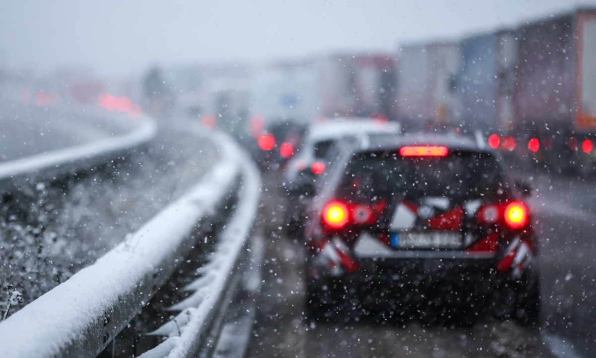 02.12.2022, Sachsen, Espenhain: Autos stehen auf der verschneiten Autobahn 72 im Stau. In Westsachsen fielen über Nacht mehrere Zentimeter Schnee. Das sorgte für massive Beeinträchtigungen im Straßenv ...