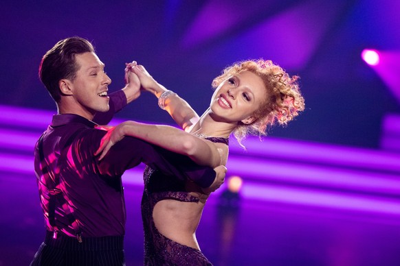 10 de marzo de 2023, Renania del Norte-Westfalia, Colonia: Anna Ermakova, modelo, y Valentin Losen, bailarín profesional, bailan en el espectáculo de danza RTL "  Deja que & # 039;  s Danza "  en el colón  Foto: Rolf Vennenbernd / dpa +++ dpa bi ...