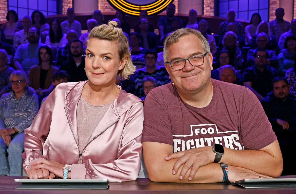 ARD WER WEISS DENN SOWAS? FOLGE 1193, &quot;Mirja Regensburg und Mirja Boes&quot;, am Montag (11.11.24) um 18:00 Uhr im ERSTEN.
Moderator Kai Pflaume und seine Rateteam-Kapitäne Bernhard Hoëcker und E ...