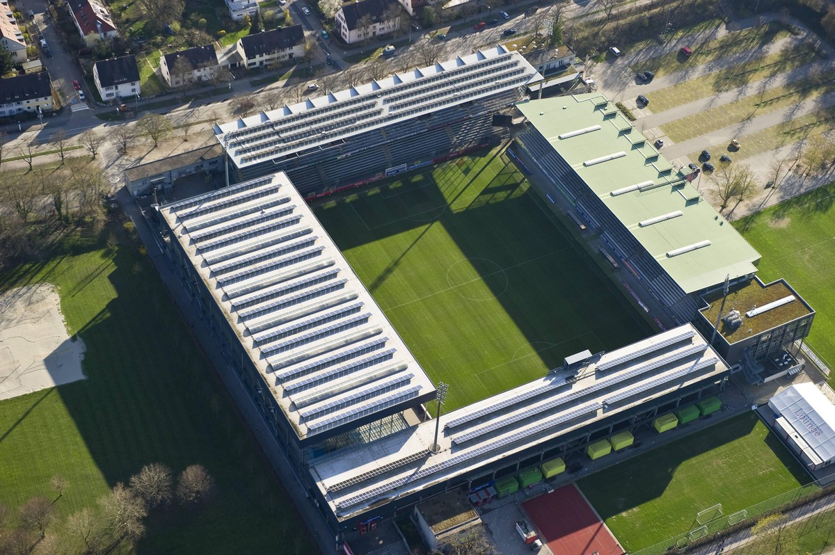 Bildnummer: 07820706 Datum: 06.04.2010 Copyright: imago/Imagebroker
Luftaufnahme der Solaranlage auf dem Dach des Badenova-Stadions, Freiburg im Breisgau, Baden-W�rttemberg, Deutschland, Europa ibldj ...