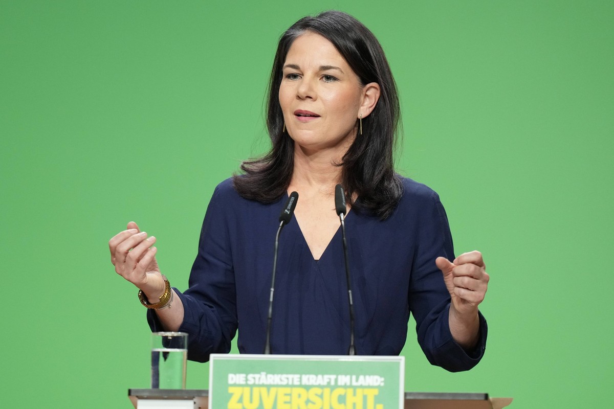 Ausserordentliche Bundesdelegiertenkonferenz von BUENDNIS 90/DIE GRUENEN Annalena Baerbock mit kraftvoller Gestik bei ihrer Rede bei der Ausserordentlichen Bundesdelegiertenkonferenz 2025 von BUENDNIS ...