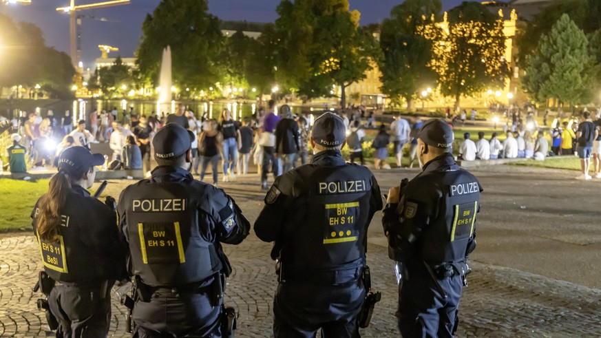 Massives Polizeiaufgabe am Eckensee in Stuttgart. Dort war die Keimzelle der Krawalle vom Samstag zuvor. Der von der Polizei als Event- und Partyszene bezeichnete Gruppierung standen hunderte Polizist ...