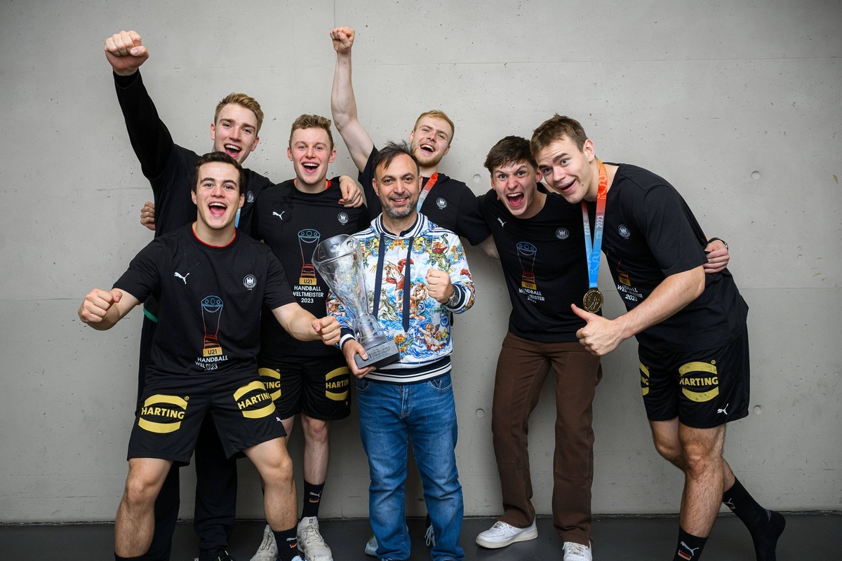 Berlin, 02. Juli 2023: Handball U21, U 21 WM - Finale - Deutschland - Ungarn Bob Hanning mit seinen Jungs, Torhueter Lasse Ludwig Deutschland / VfL Potsdam, Nils Lichtlein Deutschland / VfL Potsdam, T ...
