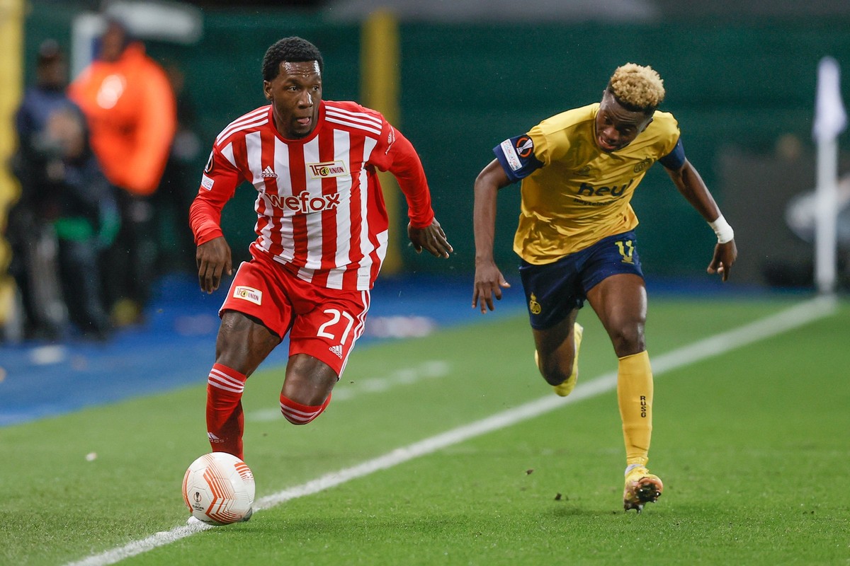 03.11.2022, Belgien, Leuven: Fu�ball: Europa League, Royale Union Saint-Gilloise - 1. FC Union Berlin, Gruppenphase, Gruppe D, 6. Spieltag im Stadion Den Dreef . Simon Adingra (r) von Union SG k�mpft  ...