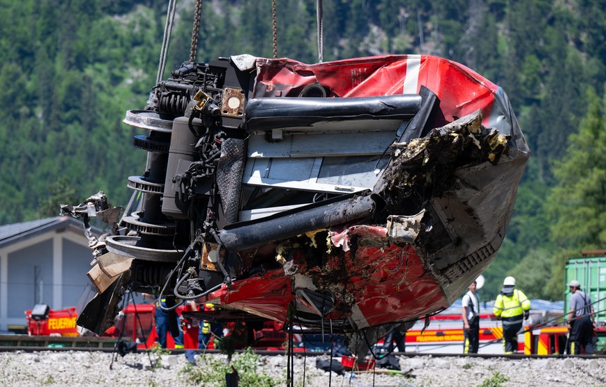 Die Rettungskräfte haben nach einem schweren Zugunglück einen der Waggons angehoben. Bei dem Unglück sind mindestens vier Menschen ums Leben gekommen. Ein Regionalexpress entgleiste in der beliebten o ...