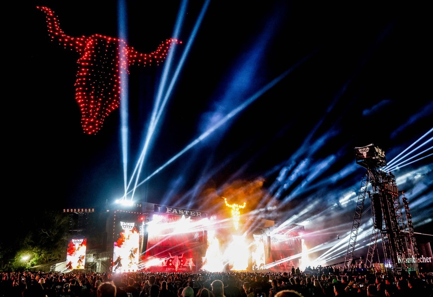 dpatopbilder - 05.08.2023, Schleswig-Holstein, Wacken: Drohnen formen das Logo des Wacken Open Air in den Himmel über den Hauptbühnen. Foto: Axel Heimken/dpa +++ dpa-Bildfunk +++