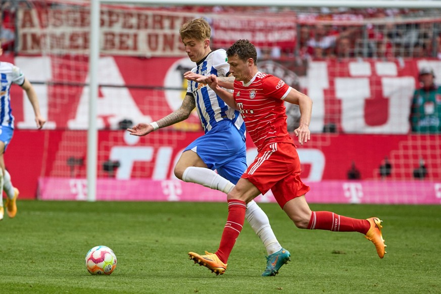 Veit Stange Hertha BSC und Benjamin Pavard FC Bayern Muenchen v-l im Zweikampf, FC Bayern Muenchen vs. Hertha BSC Berlin, Fussball, 1. Bundesliga, 30. Spieltag, 30.04.2023 DFB regulations prohibit any ...