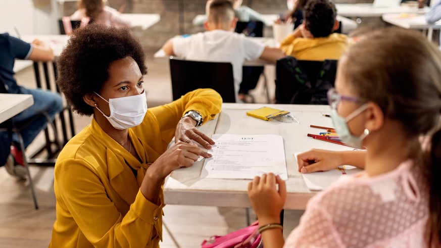 Arbeitgeber, die "besonders verletzliche Personengruppen betreuen" wie in Schulen, dürfen ihr Personal künftig nach ihrem Impfstatus fragen.