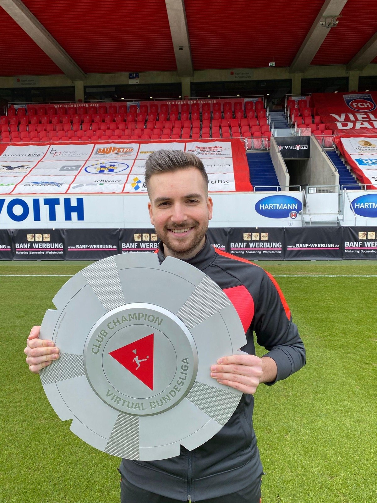Deniel Mutic feiert die Deutsche Meisterschaft beim FC Heidenheim