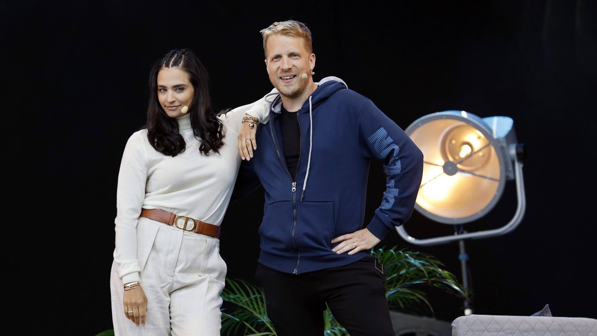 Amira Pocher mit Ehemann Oliver Pocher mit dem Programm Die Pochers hier live beim BonnLive Kulturgarten Open Air 2021 in der Rheinaue. Bonn, 01.08.2021 *** Amira Pocher with husband Oliver Pocher wit ...