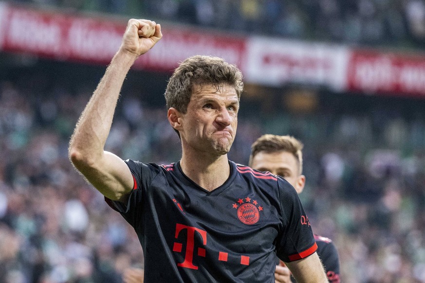 Fußball: 1. Liga, Saison 2022/2023, 31. Spieltag, SV Werder Bremen - FC Bayern München am 06.05.2023 in Bremen. Münchens Thomas Müller jubelt nach dem Schlusspfiff. WICHTIGER HINWEIS: Gemäß den Vorgab ...