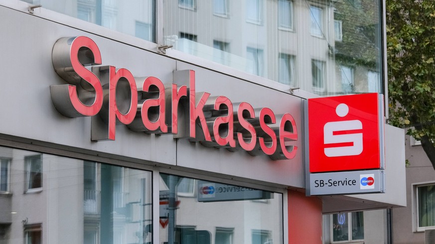 Düsseldorf 23.09.2023 Stadtsparkasse Brehmplatz Sparkasse Bankfiliale SB-Service Selbstbedienung Maestro EC-Automat EC-Karte Bargeldautomat Düsseldorf Nordrhein-Westfalen Deutschland *** Düsseldorf 23 ...