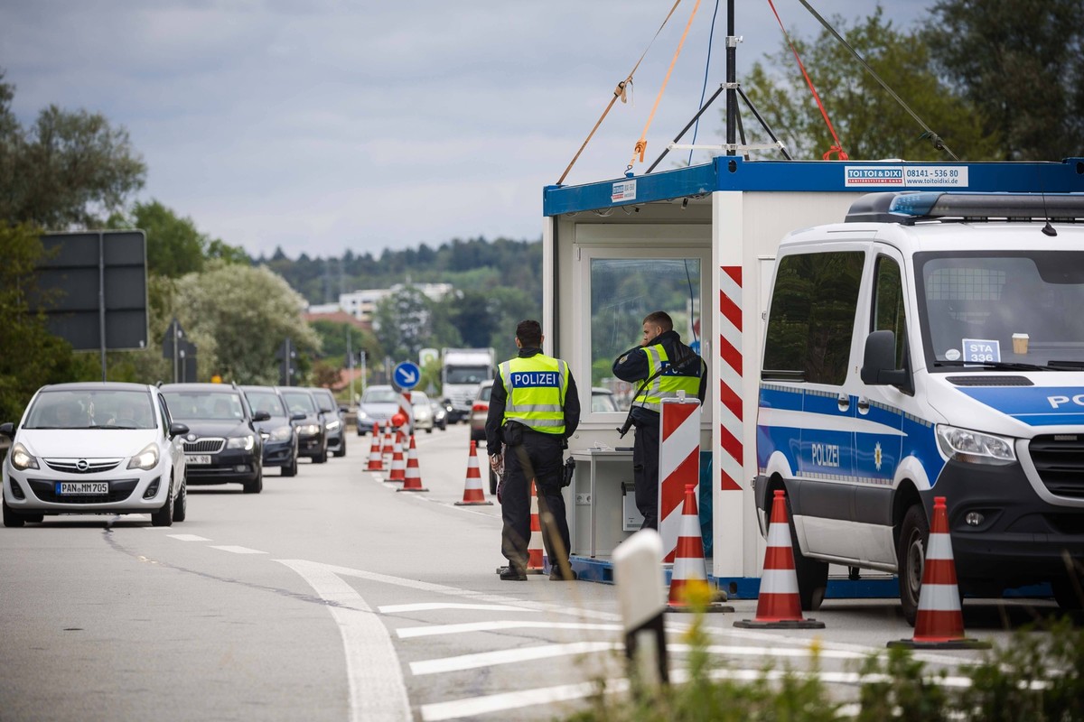 06.08.2023, Kirchdorf am Inn, GER, Unterwegs in Bayern, Reportage, Fototermin, Einreisekontrollen Simbach/Kirchdorf, im Bild Stau, Grenzkontrolle, Einreisekontrollen, Deutschland, Bundespolizei, *** 0 ...