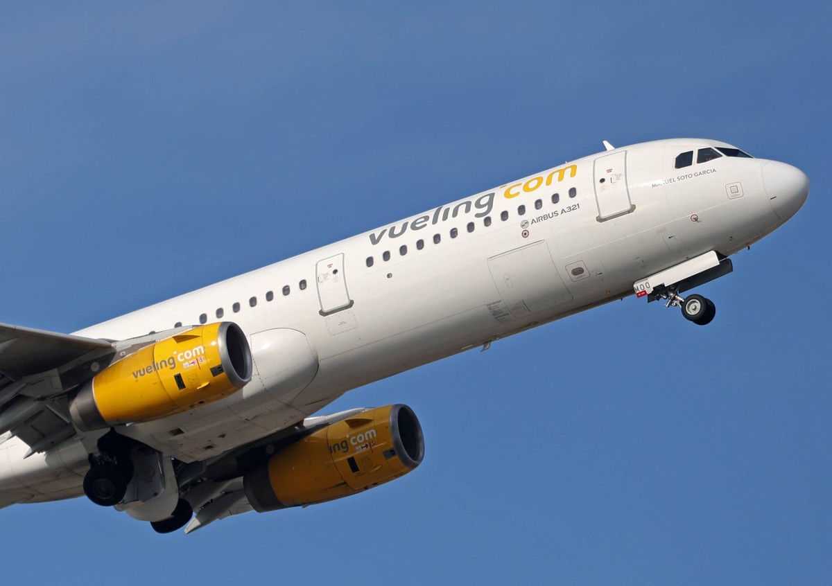 Diverse aircraft taking off An Airbus A321-231 from Vueling takes off from Barcelona airport in Barcelona, Spain, on January 18, 2025. Barcelona Barcelona Spain PUBLICATIONxNOTxINxFRA Copyright: xUrba ...
