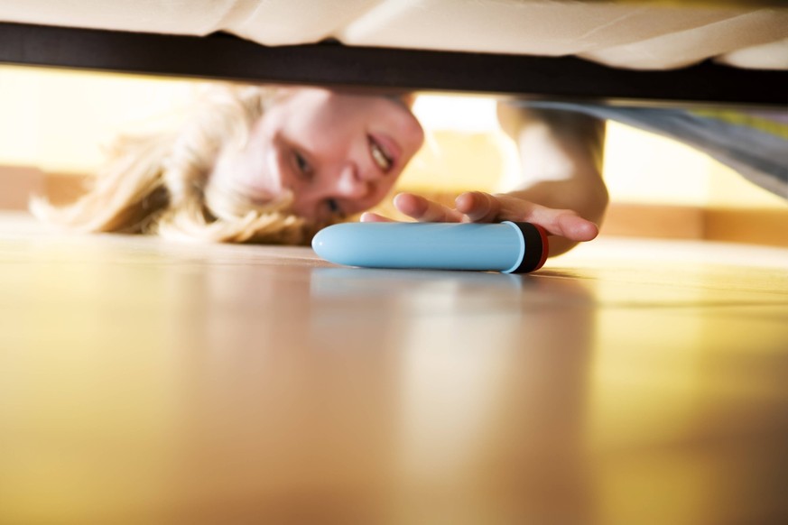 woman looking for her dildo under the bed Copyright: xDiegoxCervox/xDesignxPicsx , 30360223 PUBLICATIONxINxGERxSUIxAUTxONLY Copyright: DiegoxCervox/xDesignxPics 30360223