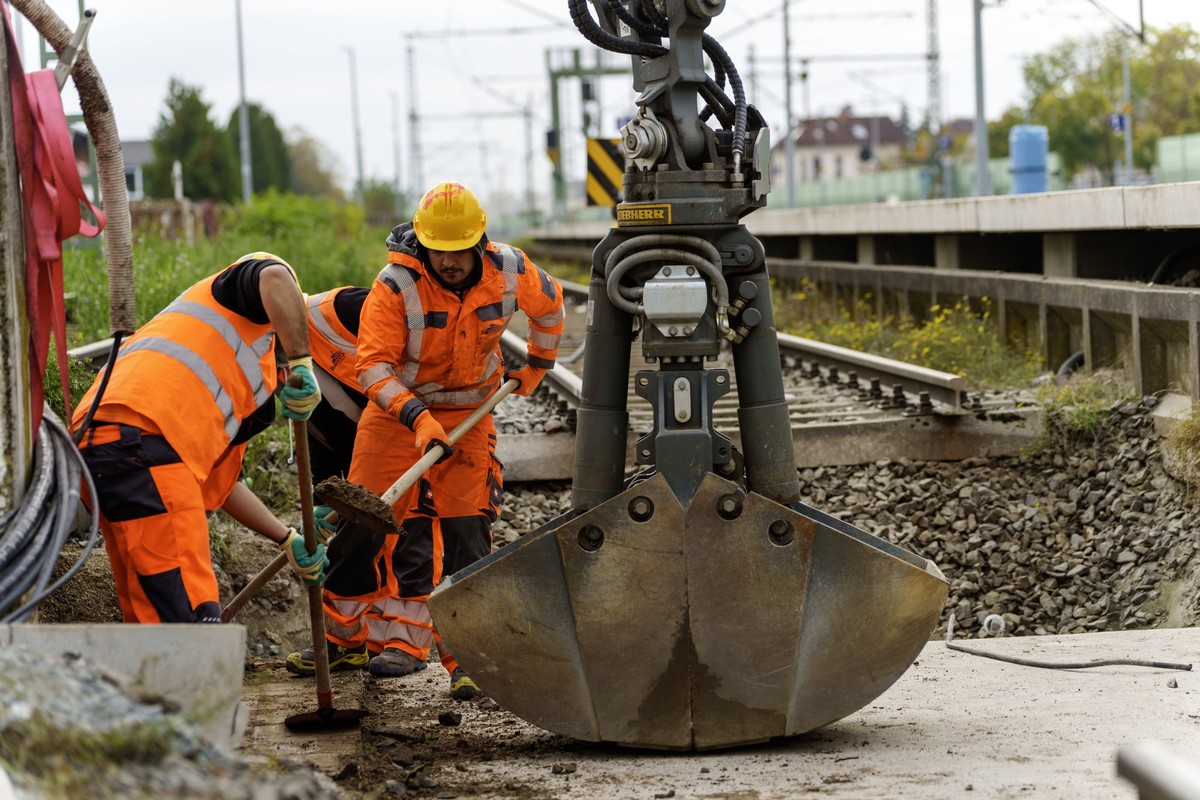 ARCHIV - 24.10.2024, Hessen, Gernsheim: Gleisarbeiten werden auf der Riedbahnbaustelle am Bahnhof Gernsheim ausgef