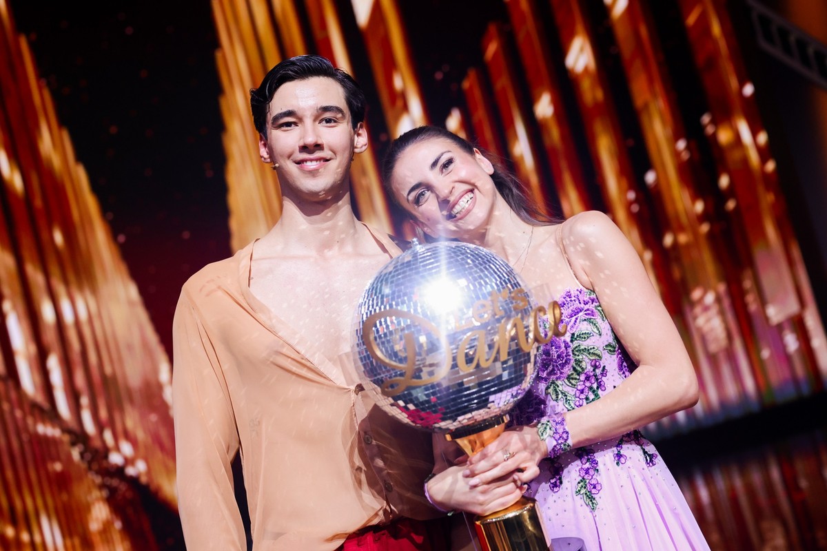 dpatopbilder - 24.05.2025, Nordrhein-Westfalen, K�ln: Diego Pooth, Influencer, und Ekaterina Leonova, Profit�nzerin, freuen sich mit dem Pokal �ber den Sieg im Finale der RTL-Tanzshow &quot;Let&#039;s ...