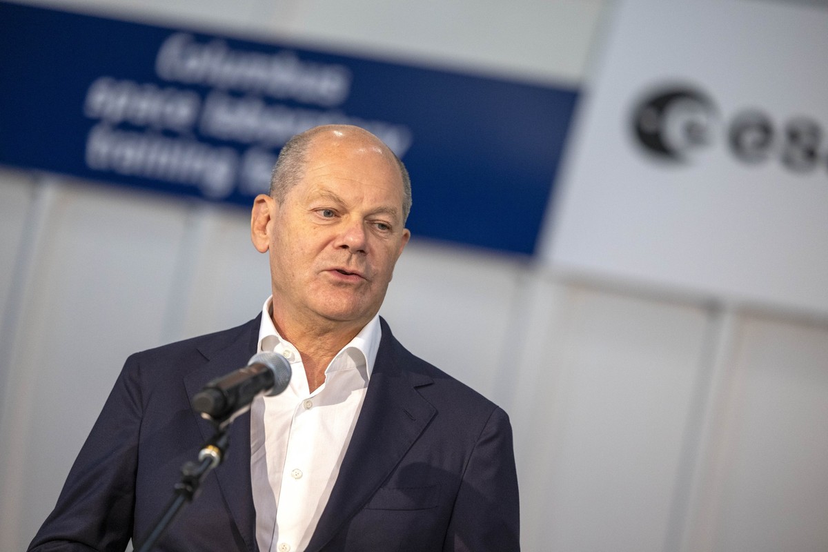 01.09.2023, Nordrhein-Westfalen, Köln: Bundeskanzler Olaf Scholz (SPD) spricht während seines Besuchs des Deutschen Zentrum für Luft- und Raumfahrt (DLR) und des Astronautenzentrums der Europäischen W ...