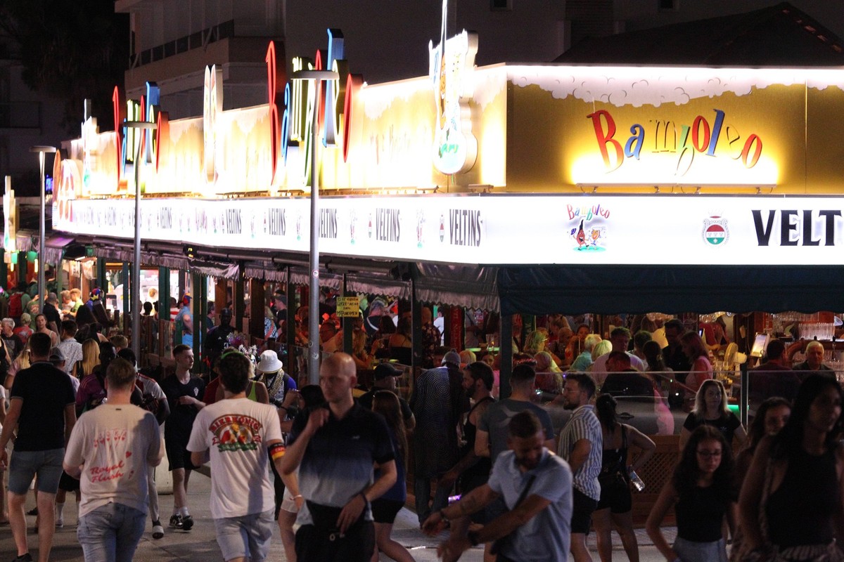 Menschenmassen drängen sich vor dem Biergarten Bamboleo in der berühmt-berüchtigten Schinkenstraße in Playa de Palma. Mallorca Spanien *** Crowds of people crowd in front of the Bamboleo beer garden i ...