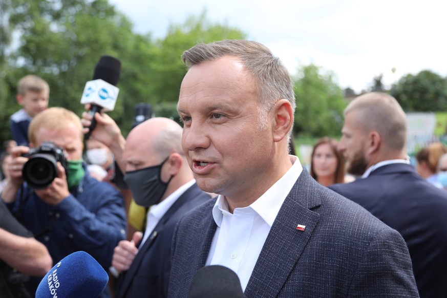 Druga tura wyborw prezydenckich 2020 - gosuje Andrzej Duda The current Poland s First Couple Andrzej Duda and Agata Kornhauser-Duda and their daughter Kinga cast their ballots at a polling place on Ju ...